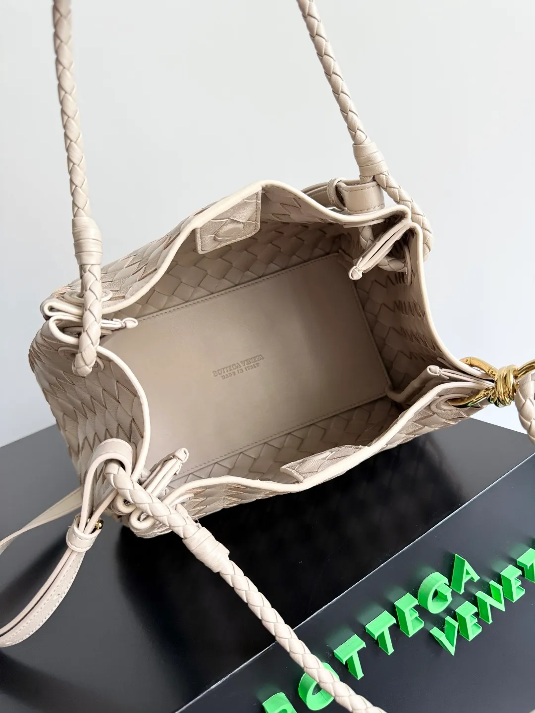 Batch 2060 BOTTEGA VENETA 2025 Autumn New Product Medium Parachuta The long-awaited new medium parachuta is here, with a unique appearance and iconic metal knots, and a whole piece of leather folds the four corners into a parachute shape! The exquisite Knot metal buckle is like putting jewelry on a bag. It is high-end and elegant. Its super capacity can hold all your things! The overall effect of this bag is very different from before. It is neither too delicate to provide a large capacity nor too bulky because of its practicality. It simply provides a perfectly suitable bag for casual and simple people👜 Style number: 835921 Size: 29.5*18.5*17.5cm